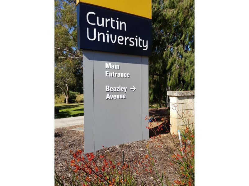 3D letters on pylon sign Curtin Uni 1
